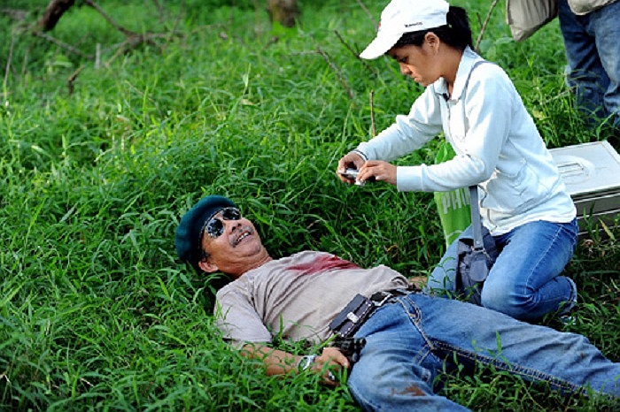 Việc tự thiết kế cho một một kíp nổ ngay trên áo, sau đó diễn cảnh trúng đạn, lăn ra bãi cỏ chết, khiến cả đoàn phim khen nức nở. 