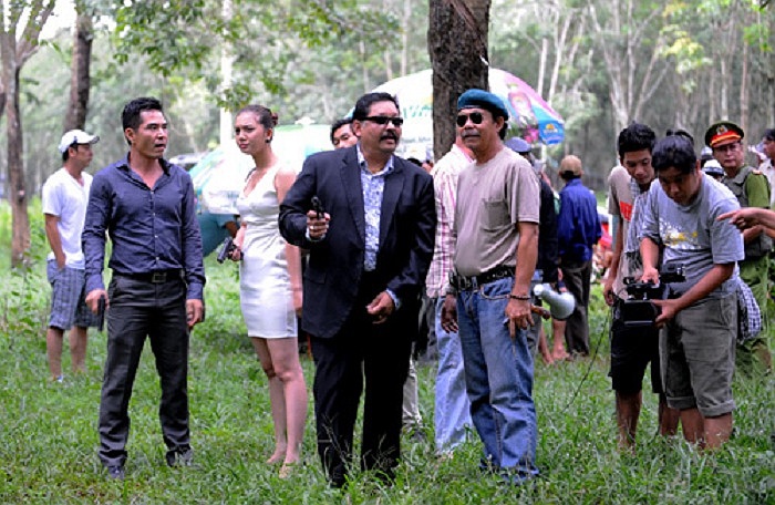 Sau đó người ta còn thấy anh nở nụ cười rất tươi, kèm theo lời nói vui: Công nhận trúng đạn chết kiểu này… đã thật!.