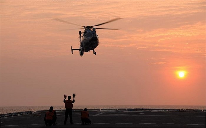Trực thăng hạ cánh trên tàu đổ bộ của Trung Quốc