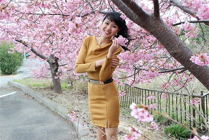 Tạo dáng bên hàng hoa anh đào đang độ rực rỡ