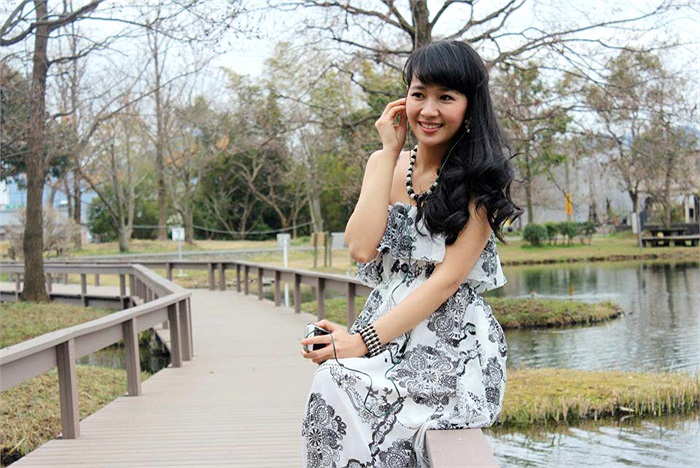 Với chiếc váy mỏng, hoa văn nhẹ nhàng, nữ sinh Nguyễn Thị Khánh Linh thích hòa mình vào thiên nhiên 