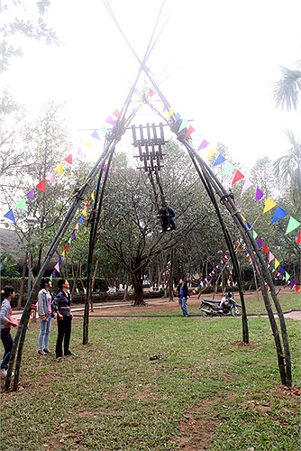 Trò chơi đánh đu được khá nhiều bạn nam yêu thích để thử sự gan dạ