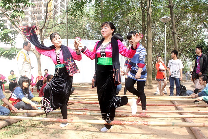 Những vũ công người Thái hướng dẫn các bạn trẻ các điệu múa sạp sôi động
