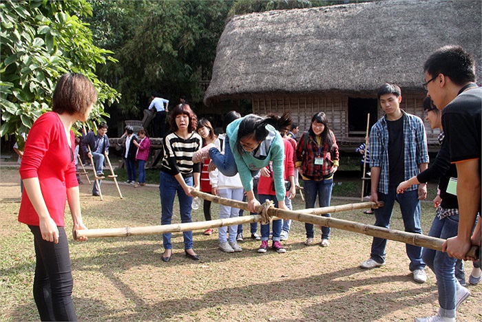 Nhiều nữ sinh tỏ ra khá thành thục khi tham gia trò chơi nhảy gậy