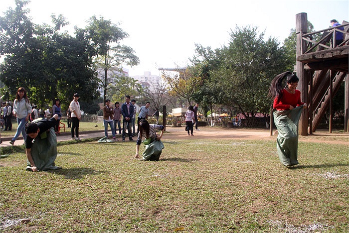 Nhảy bao bố không chỉ đòi hỏi người chơi sự nhanh nhẹn mà cả sự khéo léo