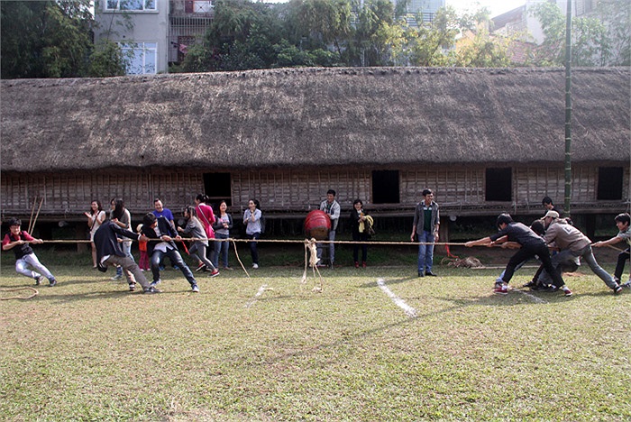 Trò chơi kéo co tuy đơn giản nhưng luôn thu hút rất đông các bạn trẻ tham gia