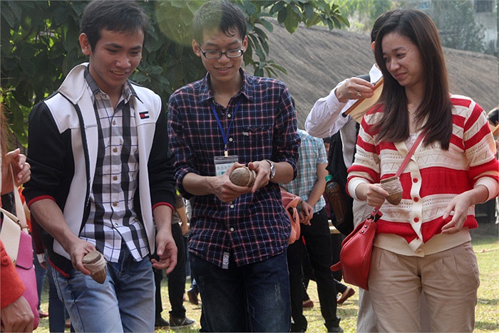 Chơi đánh cù gợi về tuổi thơ của rất nhiều bạn trẻ