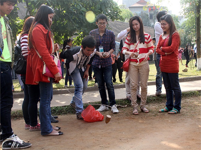 Các bạn trẻ say sưa với những con cù quay tít