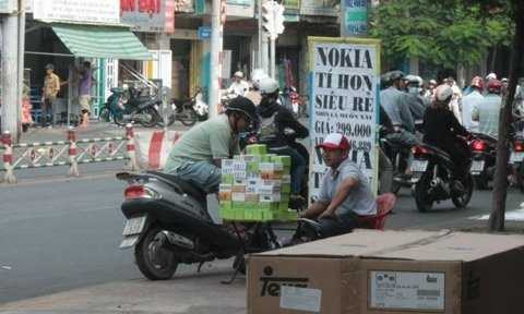 'Nokia tí hon' giá 299.000đ tràn ra vỉa hè