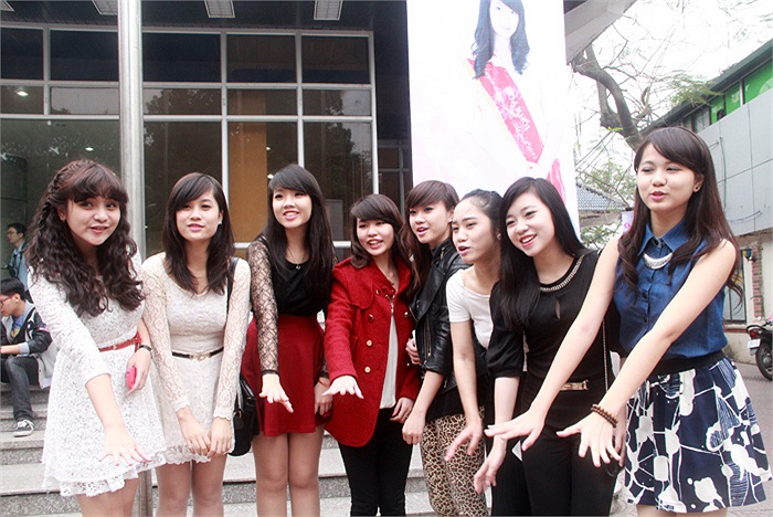 Cuộc thi Duyên dáng Hà thành 2013 đã khởi động vòng sơ loại với sự tham gia của hàng trăm nữ sinh xinh đẹp, tài năng đến từ các trường THPT trên địa bàn Hà Nội