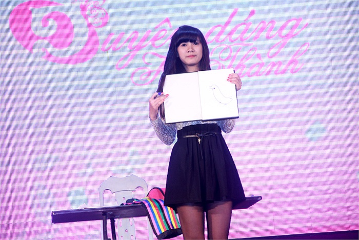 Nữ sinh Hà Thành khoe tài ảo thuật trước hàng trăm khán giả