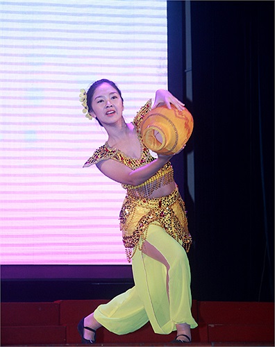 Sau các vòng thi, 15 gương mặt nữ sinh xuất sắc nhất đại diện cho hơn 100 trường THPT trên địa bàn Thủ đô Hà Nội sẽ bước vào đêm Chung kết xếp hạng để cùng tranh tài, khoe sắc với các nội dung thi hấp dẫn.