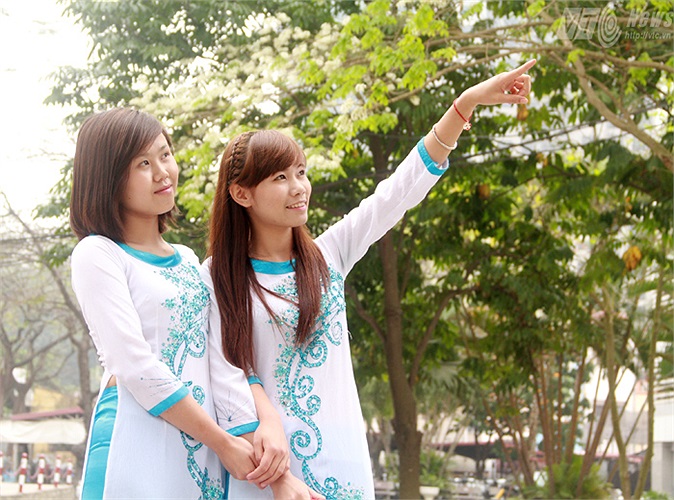 Những nữ sinh xinh đẹp Học viện Công nghệ Bưu chính Viễn thông cũng không quên ghi lại những khoảnh khắc đẹp bên những cây hoa sưa trong khuôn viên của trường