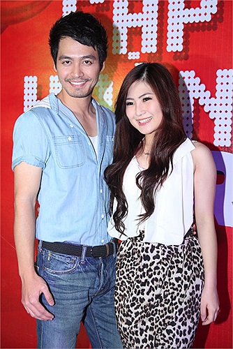 Quen biết từ The Voice, Hương Tràm và Phan Anh có vẻ thân thiết. Khác hẳn hình dáng chải chuốt, lần này chàng MC lại khá bụi bặm với râu quai nón.