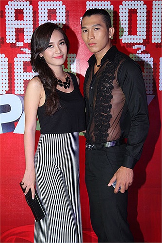 Ngọc Tình ôm ấp Phan Lê Ái Phương.