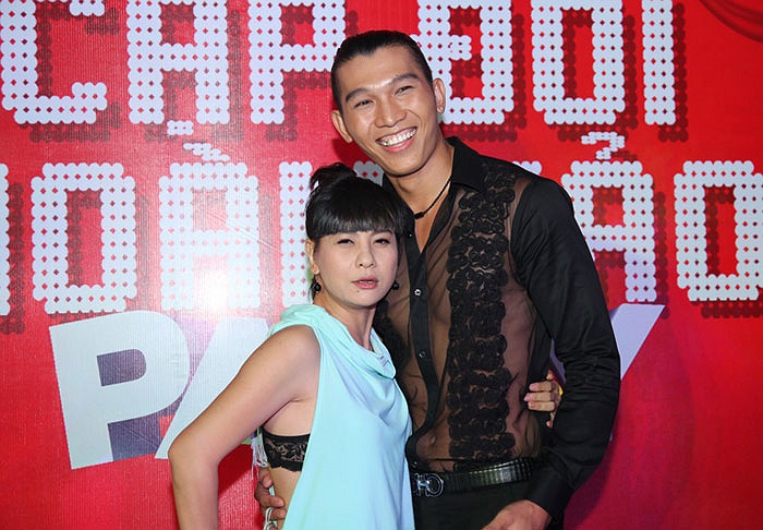 Diễn viên hài Cát Phượng cũng vui vẻ bên trai đẹp Ngọc Tình, bỏ mặc Phan Đinh Tùng.