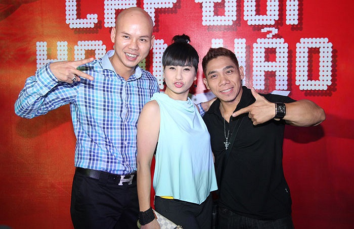 Ngay sau khi vui vẻ bên trai đẹp, Cát Phượng trở về quậy với Phan Đinh Tùng và Phạm Văn Mách.