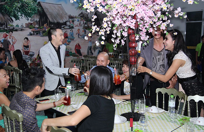 Các nghệ sỹ vui cười trong bữa tiệc chúc tụng nhau.