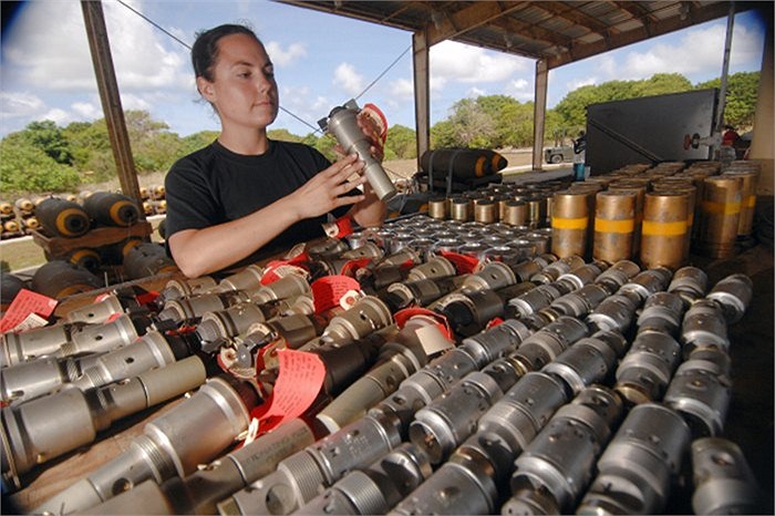 Các ngòi nổ được kiểm tra cẩn thận trước khi lắp vào bom