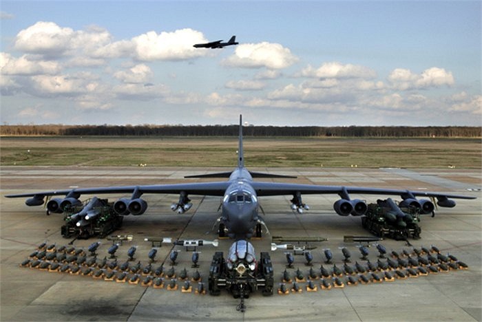 B-52 và các loại vũ khí có thể mang theo tại Căn cứ không quân Barksdale ở Louisiana, tổng khối lượng bom,, tên lửa lên đến hơn 31 tấn 