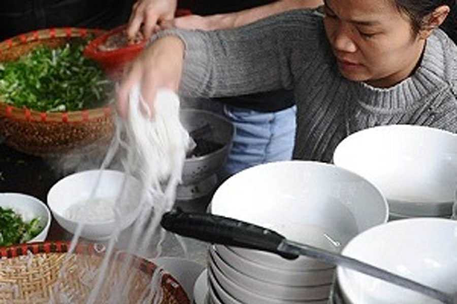 Phở Hà Nội lên AFP: Món thanh lịch, người bán thô lỗ!