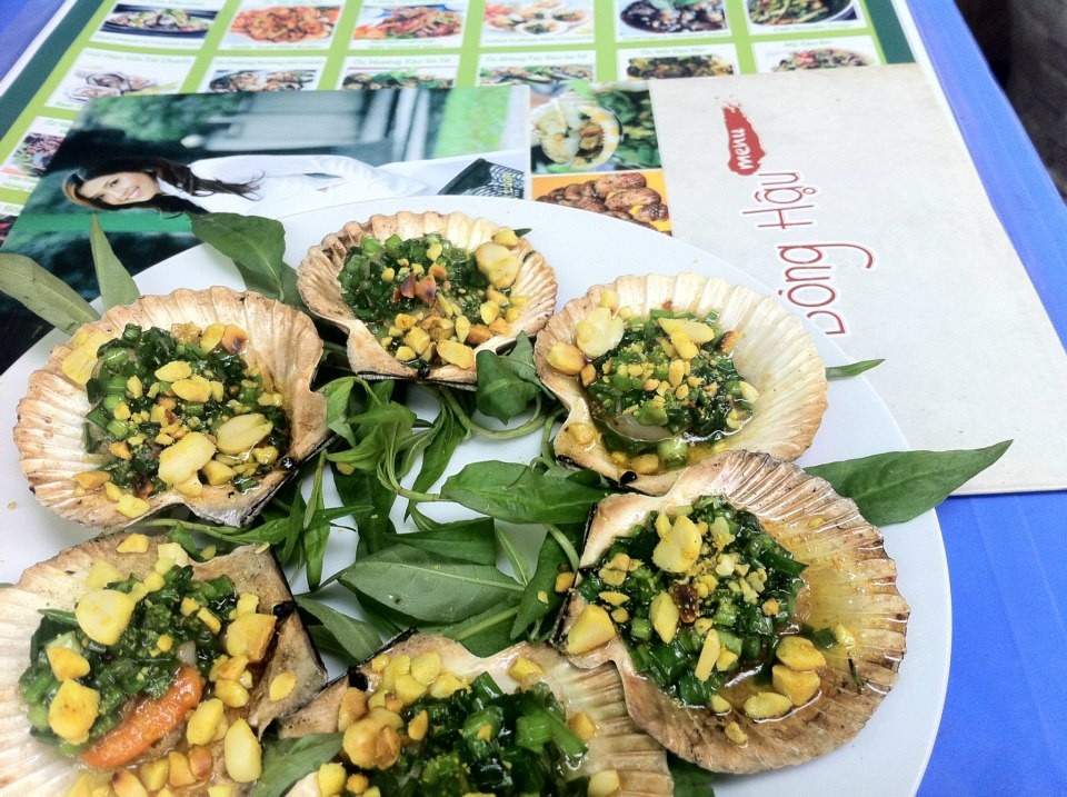 Quán ốc vỉa hè của hoa hậu Nguyễn Thị Loan lên báo Tây