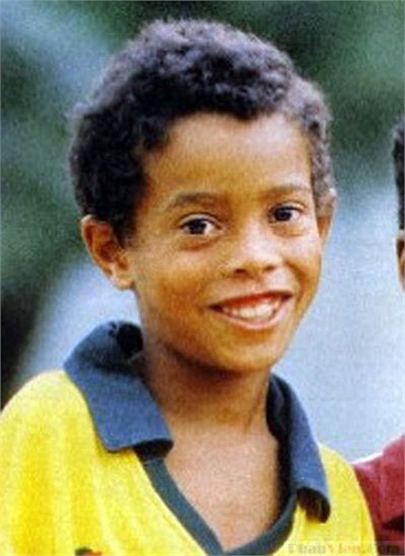 Chú nhóc Ronaldo de Assis Moreira sinh ngày 21/3/1980 tại Porto Alegre, Brazil. Tên gọi Ronaldinho, trong tiếng Bồ Đào Nha có nghĩa là 'Ronaldo nhỏ'