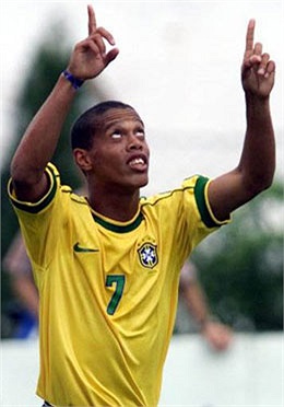 Ronaldinho bắt đầu được chú ý vào năm 1997 khi anh giúp đội U17 Brazil vô địch giải trẻ thế giới năm 1997