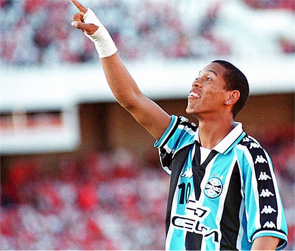 Năm 1998, Ronaldinho ký hợp đồng chuyên nghiệp với câu lạc bộ đầu tiên của anh, Gremio