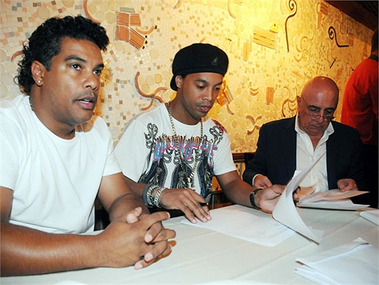 Hè 2008, sau nhiều rối ren nơi hậu trường, Ronaldinho chuyển sang AC Milan