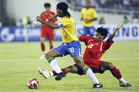 Cũng trong năm ấy, Ronaldinho đã sang Việt Nam đá giao hữu trước khi tới dự Olympic Bắc Kinh