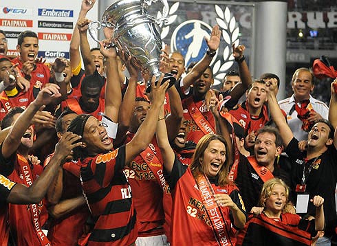 Anh về nước chơi bóng cho Flamengo vào hè năm 2011