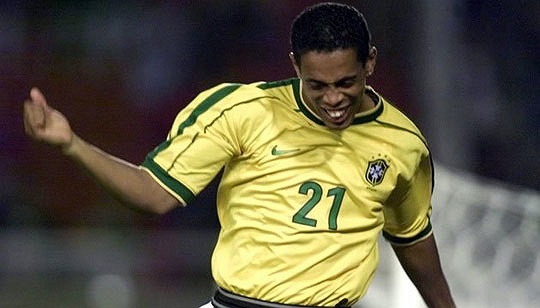 Ngày 26/6/1999, Ronaldinho có lần khoác áo tuyển Brazil lần đầu tiên trong chiến thắng 3-0 trước Bolivia ở một trận giao hữu trước thềm Copa America