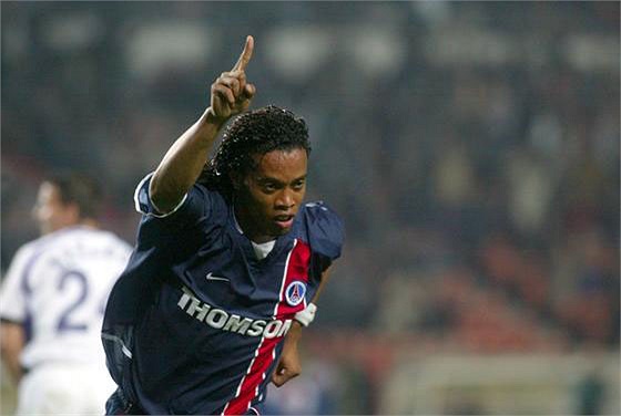 Năm 2001, Ronaldinho chuyển sang PSG với mức phí 5 triệu euro