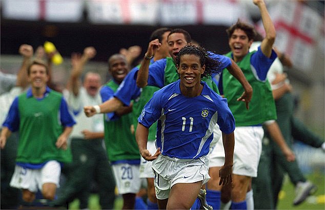 Cùng với Rivaldo và Ronaldo, Ronaldinho lập thành bộ 3R có sức công phá khủng khiếp trên hàng công Brazil