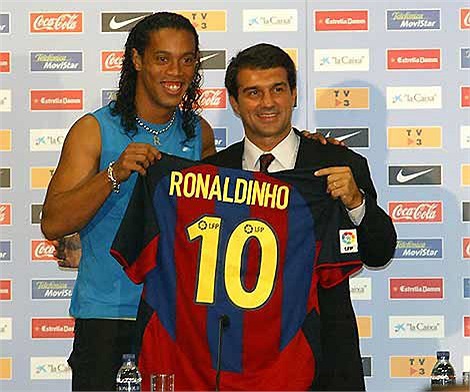 Hè năm 2003, Ronaldinho có bước tiến mới trong sự nghiệp khi chuyển sang đầu quân cho Barca. Trước đó, anh đã từ chối lời đề nghị từ MU