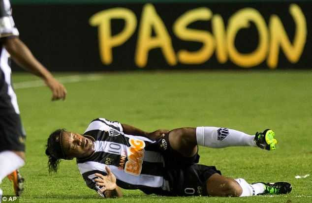 Ronaldinho suýt bị triệt hạ gãy đôi chân