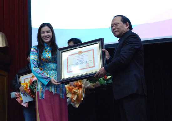 Rút lui, nước cờ cao của Lý Nhã Kỳ?