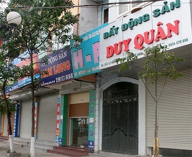 Hàng dãy dài các văn phòng nhà đất im lìm, không bóng người.(Theo Duy Anh/Vietnamnet)
