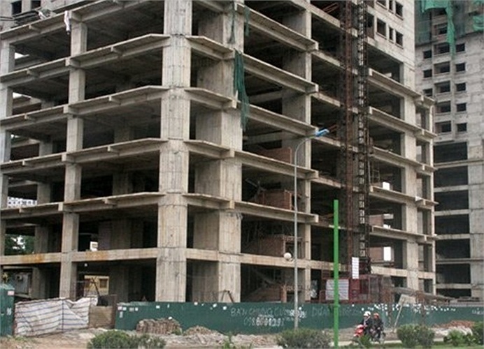 Không ít dự án ngừng thi công vì thiếu vốn. Công trình xây dựng cũng im lìm do công nhân về quê ăn Tết. (Theo Duy Anh/Vietnamnet)