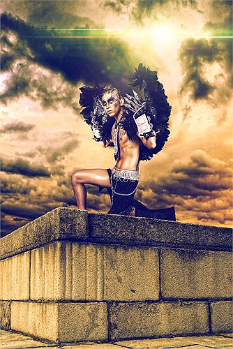 Trong bộ hình, siêu mẫu Ngọc Tình vào vai ác quỷ với bộ cánh màu đen và cách trang điểm bí hiểm bên cạnh Minh Trung với gương mặt trong trẻo của thiên thần với đôi cánh trắng. 