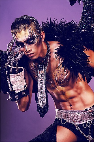 Ngọc Tình đã thể hiện sức mạnh tiềm ẩn trong vẻ nam tính huyền bí và thân hình sexy, rắn rỏi. 