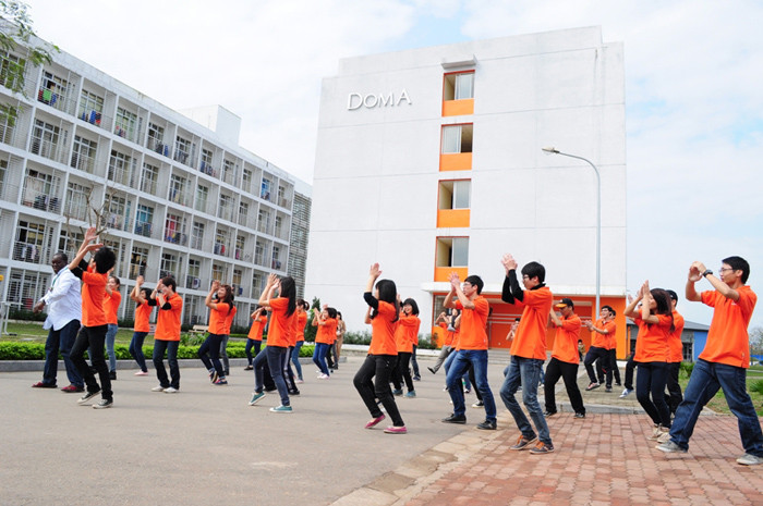 Sinh viên FPT nhảy Flashmob hút khách quốc tế