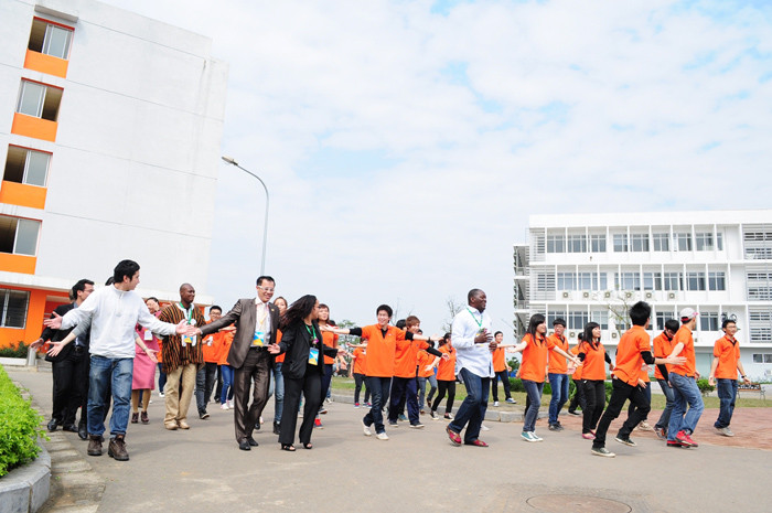 Sinh viên FPT nhảy Flashmob hút khách quốc tế