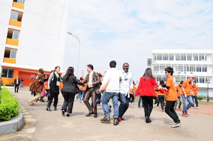 Sinh viên FPT nhảy Flashmob hút khách quốc tế