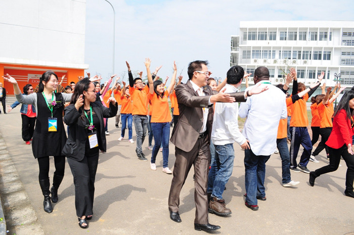 Sinh viên FPT nhảy Flashmob hút khách quốc tế