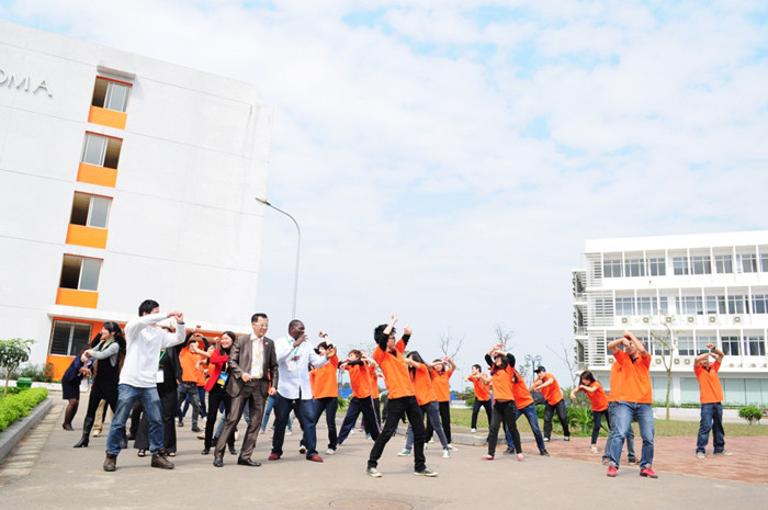 Sinh viên FPT nhảy Flashmob hút khách quốc tế