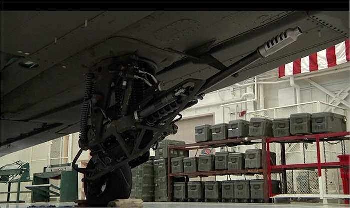 Hệ thống súng máy dưới gầm của Apache