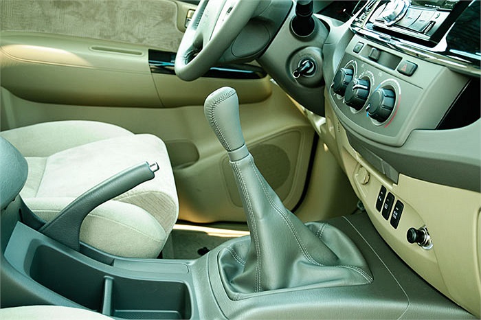 Bản Fortuner 2.7V hai cầu (4x4) có giá 1,039 tỷ đồng tăng 11 triệu đồng và bản Fortuner 2.7V một cầu (2x4) được bán với giá 934 triệu đồng), tăng 10 triệu đồng.