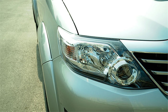 Bản Fortuner 2.7V hai cầu (4x4) có giá 1,039 tỷ đồng tăng 11 triệu đồng và bản Fortuner 2.7V một cầu (2x4) được bán với giá 934 triệu đồng), tăng 10 triệu đồng.